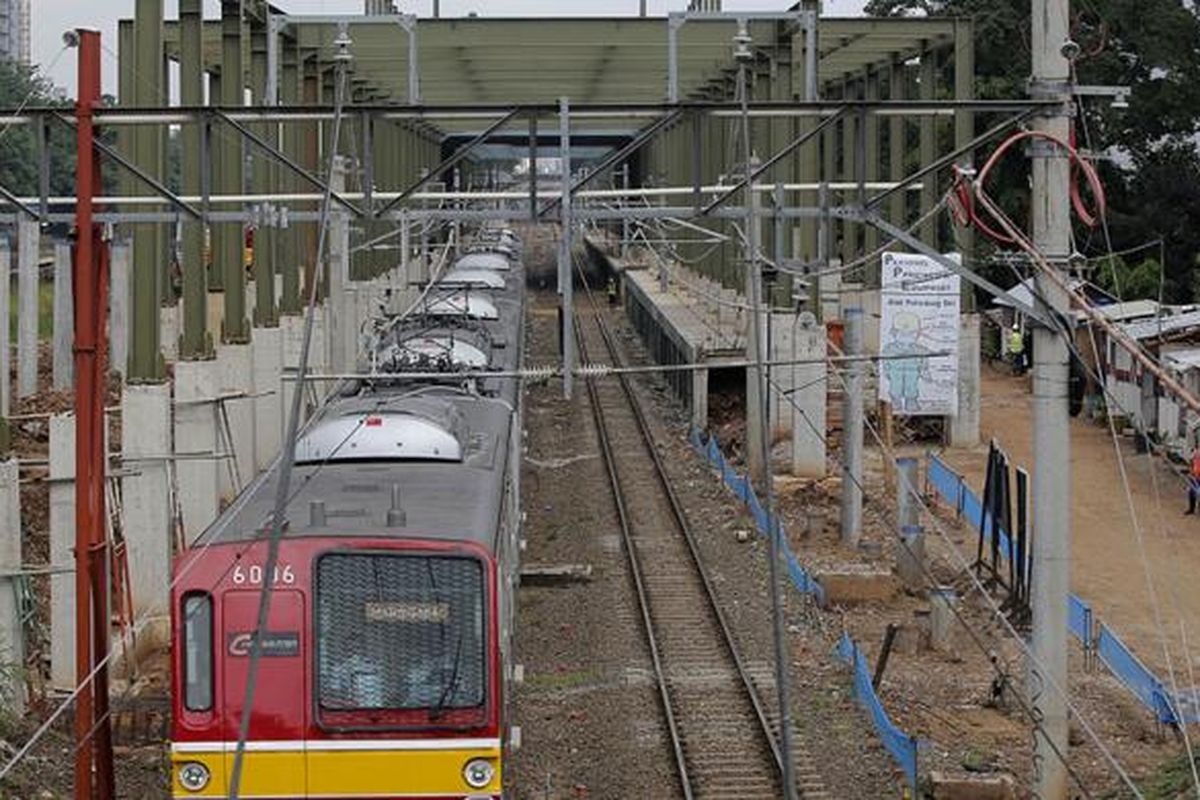 Sebuah Kereta Rel Listrik (KRL) melaju di samping lokasi pembangunan Stasiun Sudirman Baru di Jakarta, Senin (6/3/2017). Stasiun yang terintergrasi dengan stasiun MRT itu hanya akan melayani penumpang dari Stasiun Manggarai menuju bandara Soekarno Hatta melewati Stasiun Sudirman Baru, Duri, dan Batu Ceper sebagai stasiun pemberhentian dan diperkirakan selesai pada tahun 2017.