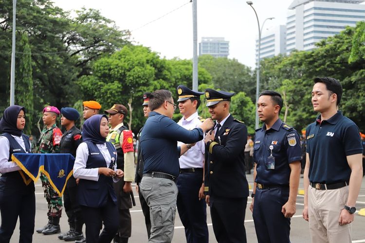 Wakil Menteri Badan Usaha Milik Negara (Wamen BUMN) Kartika Wirjoatmodjo dalam kegiatan Apel Gelar Pasukan Posko Angkutan Nataru di Halaman Parkir Stasiun Gambir, Jakarta, Senin (23/12/2024).