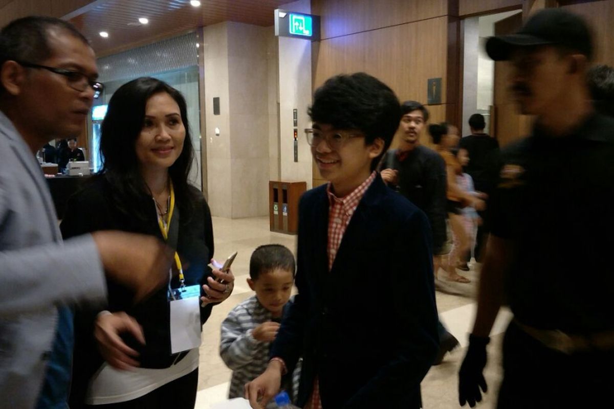 Joey Alexander menyapa penggemar sebelum tampil dalam konsernya di Indonesia Convention Exhibition (ICE), BSD City, Tangerang, Minggu (12/11/2017).