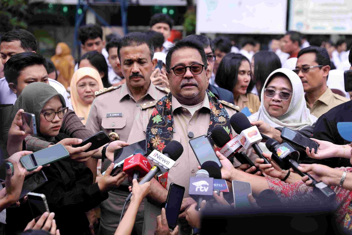 Wakil Gubernur (Wagub) DKI Jakarta Rano Karno saat meninjau Masa Pengenalan Lingkungan Satuan Pendidikan (MPLS) di SMAN 6 Jakarta, pada Selasa (15/7).
