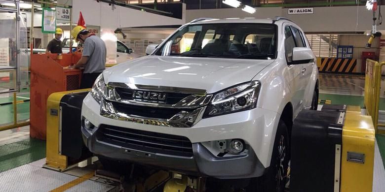 Proses perakitan Isuzu MU-X di pabrik Samrong, Thailand.