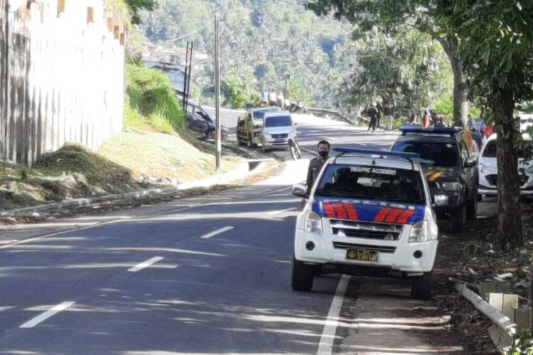 Mobil Unit Laka Lantas Polresta Tasikmalaya dan mobil deresk usai mengangkat bangkai 6 kendaraan kecekakaan beruntun di kawasan Gentong, Kota Tasikmalaya, Kamis (18/11/2021).