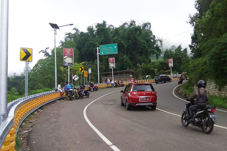 Pengendara yang membandel parkir dan melakukan swafoto di area godril rolling barier di Kabupaten Magetan akan kena tilang.