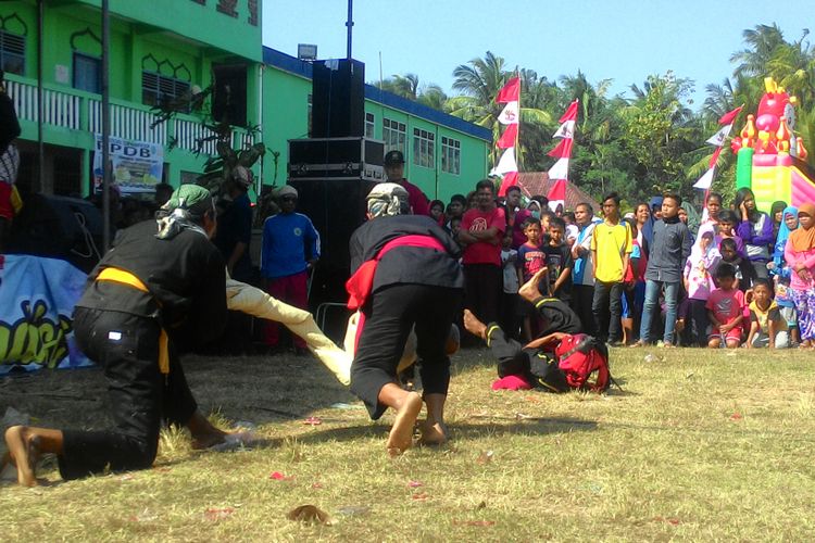 Kesenian tradisional jathilan menyedot perhatian semua kalangan. Anak-anak mendominasi barisan depan penonon pertunjukan ini. Jathilan atau kesenian kuda lumping khas Jawa. Jathilan Asmoro Mudho dari Desa Gothakan sedang beraksi di Galur, Kulon Progo.