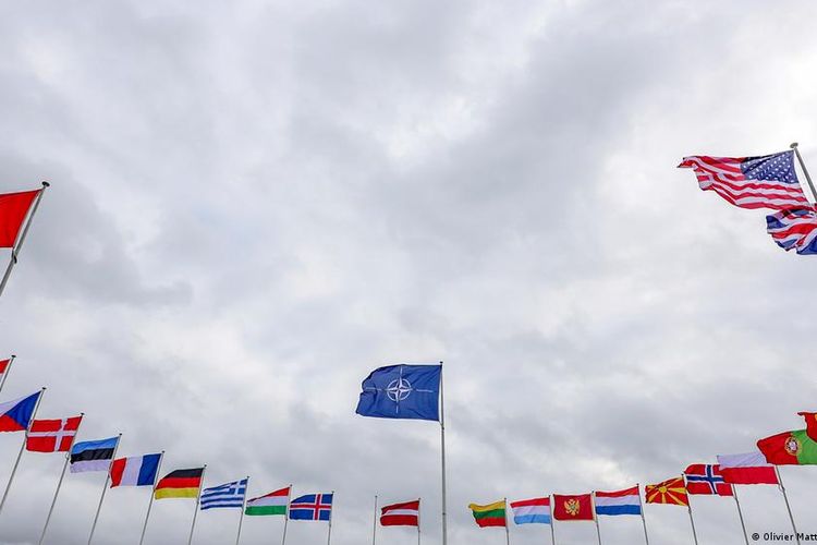 Bendera anggota NATO di depan kantor pusat di Brussel.
