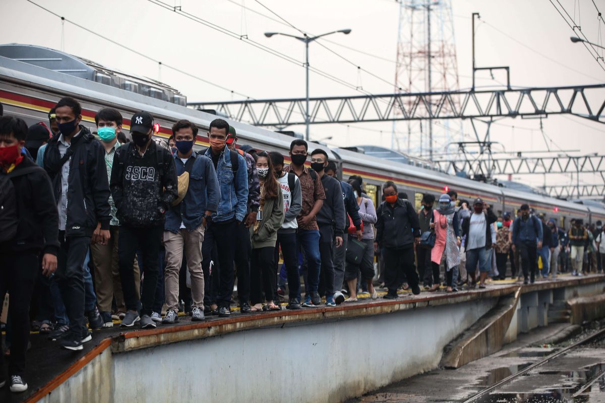 Penumpang KRL Commuter Line tiba di Stasiun Bogor, Jumat (26/6/2020). Tim gugus tugas penanganan Covid-19 Jawa Barat melakukan rapid test dan tes usap pada penumpang KRL Commuter Line yang tiba di Stasiun Bogor untuk memetakan sebaran Covid-19.