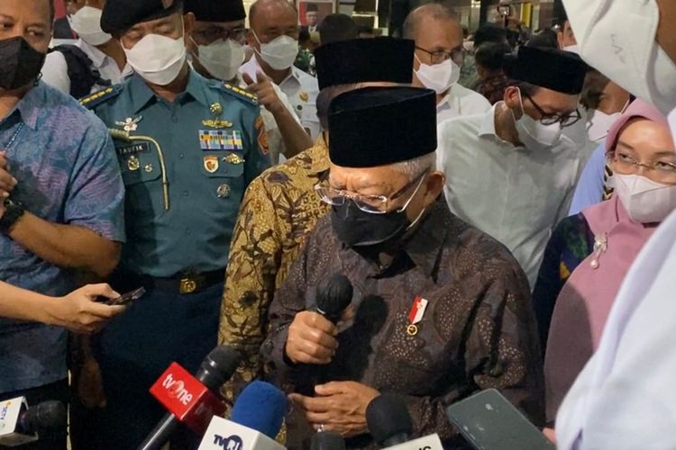 Wakil Presiden Ma'ruf Amin memberikan keterangan pers usai melayat jenazah Menteri Pendayagunaan Aparatur Negara dan Reformasi Birokrasi Tjahjo Kumolo di Kantor Kemenpan RB, Jumat (1/7/2022).