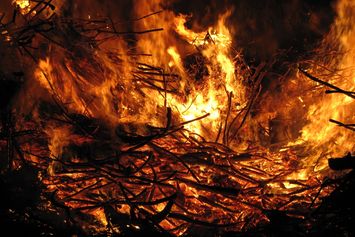 Arti di Balik Mimpi Rumah Terbakar, Apakah Pertanda Kurang Baik?