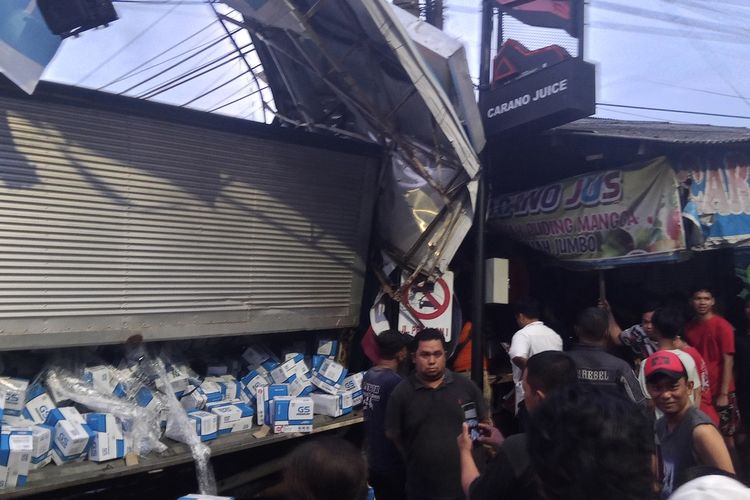 Kecelakaan beruntun terjadi di dekat tanjakan Silayur, Kelurahan Ngaliyan, Kecamatan Ngaliyan, Kota Semarang, Jawa Tengah, Kamis (21/11/2024).