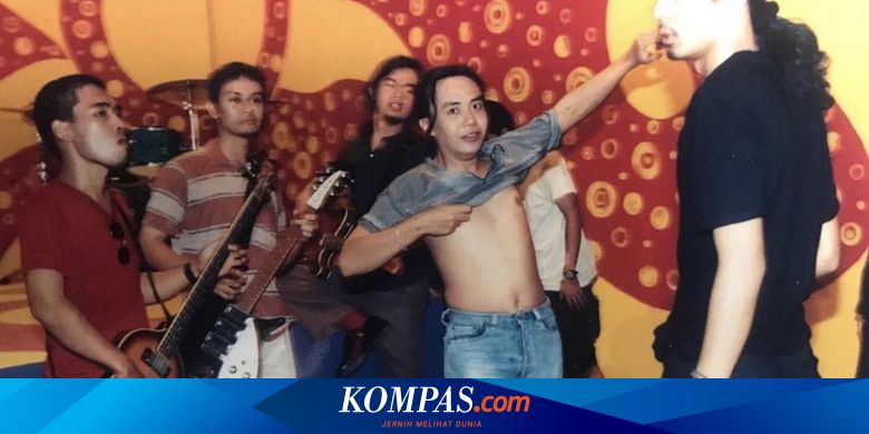 Lirik Dan Chord Lagu Air Mata Dewa 19 E c#m jangan terpisah lagi, waktu kan menguji b a cinta kita berdua. lirik dan chord lagu air mata dewa 19