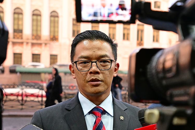 Menteri Luar Negeri (Menlu) Sugiono mengungkapkan, evakuasi warga negara Indonesia (WNI) di Iran menggunakan jalur darat, mengingat pesawat tidak bisa melintasi Iran. Keterangan ini disampaikannya kepada awak media di St. Petersburg, Rusia, Rabu (18/6/2025). 