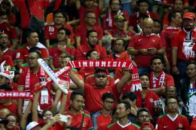 Suporter timnas Indonesia memberi dukungan saat pertandingan laga final Piala AFF Suzuki Cup 2016 leg pertama melawan Thailand di Stadion Pakansari, Cibinong, Bogor, Jawa Barat, Rabu (14/12/2016). Indonesia menang 2-1 atas Thailand dan akan bertanding di final Piala AFF Suzuki Cup 2016 leg kedua di Stadion Rajamangala, Thailand, Sabtu (17/12/2016) mendatang.