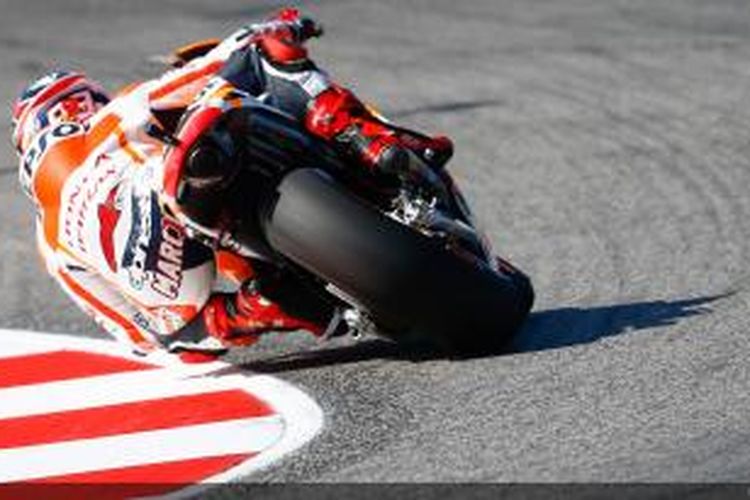 Pebalap Honda asal Spanyol, Marc Marquez memacu motornya di Sirkuit Misano, pada sesi latihan bebas tiga GP San Marino, Sabtu (14/9/2013).