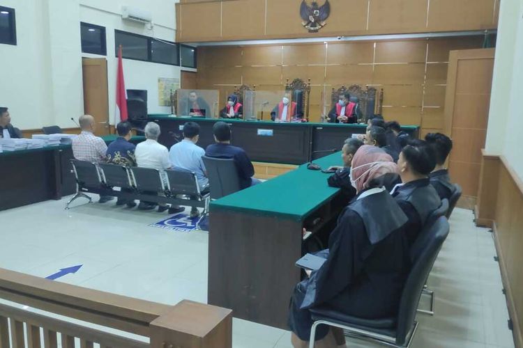 Lima terdakwa kasus korupsi proyek fiktif pengadaan software di PT Indopelita Aircraft Service (IAS), anak perusahan PT Pertamina hadir dipersidangan dengan agenda pembacaan tuntutan di Pengadilan Tipikor Serang. Senin (5/12/2022) malam. Kelimanya dituntut tinggi oleh Jaksa Penuntut Umum Kejati Banten.