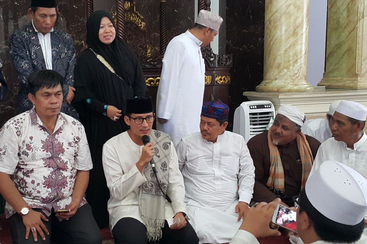 Wakil gubernur terpilih DKI Jakarta Sandiaga Uno bersilaturahim dengan warga di Masjid Jami Al Jihad, Pulo Gebang, Jakarta Timur, Minggu (2/7/2017).