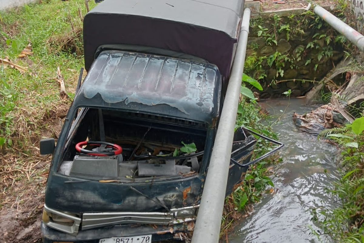 Mobil yang terperosok ke sungai 