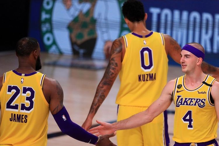 Reaksi pemain Los Angeles Lakers LeBron James dan Alex Caruso (4) pada laga Gim 4 semifinal Playoffs Wilayah Barat NBA di ESPN Wide World Of Sports Complex, Florida, pada Jumat (11/9/2020) pagi hari WIB.