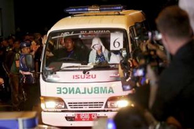 Ambulans yang membawa jenasah para terpidana mati kasus narkotika tiba dari Nusakambangan, di Cilacap, Jawa Tengah, Rabu (29/4/2015). Delapan terpidana mati kasus narkoba telah dieksekusi mati secara serentak di Nusakambangan, Jawa Tengah, pukul 00.25. Sementara itu eksekusi terhadap Mary Jane ditunda. 