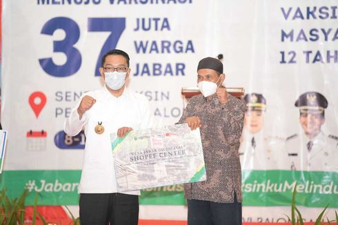 Ridwan Kamil Serahkan Bantuan Keuangan Desa dan Laptop untuk Indramayu