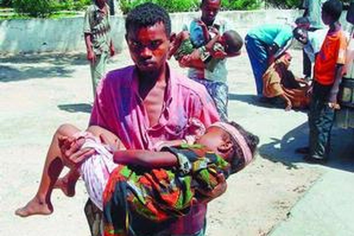 Warga Somalia menolong anak-anak yang terluka dengan membawa mereka ke klinik, Rabu (29/7). Anak-anak itu telah menjadi korban pertempuran sektarian di Mogadishu, ibu kota Somalia.
