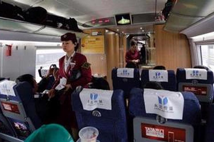 Pramugari China Railway High-Speed atau Bullet Train (Kereta Peluru) Beijing-Shanghai, Selasa (26/3/2013). Kereta berkecepatan 300 km per jam mampu menempuh jarak 1.500 kilometer dari Beijing ke Shanghai dalam tempo lima jam.