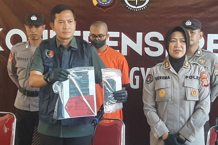 Mahasiswa berinisial AFP usia 24 tahun asal Sidoarjo, Jawa Timur pelaku penipuan online dengan modus menawari pekerjaan jasa pacar sewaan saat dihadirkan dalam jumpa pers di Mapolda DIY.