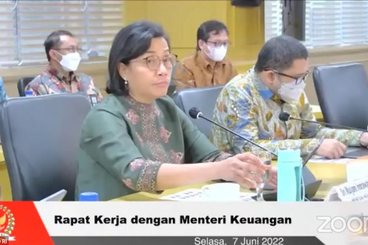 Menteri Keuangan Sri Mulyani Indrawati menyampaikan pagu indikatif Transfer ke Daerah dan Dana Desa (TKDD) saat rapat bersama DPD RI di Jakarta, Selasa (7/6/2022). 
