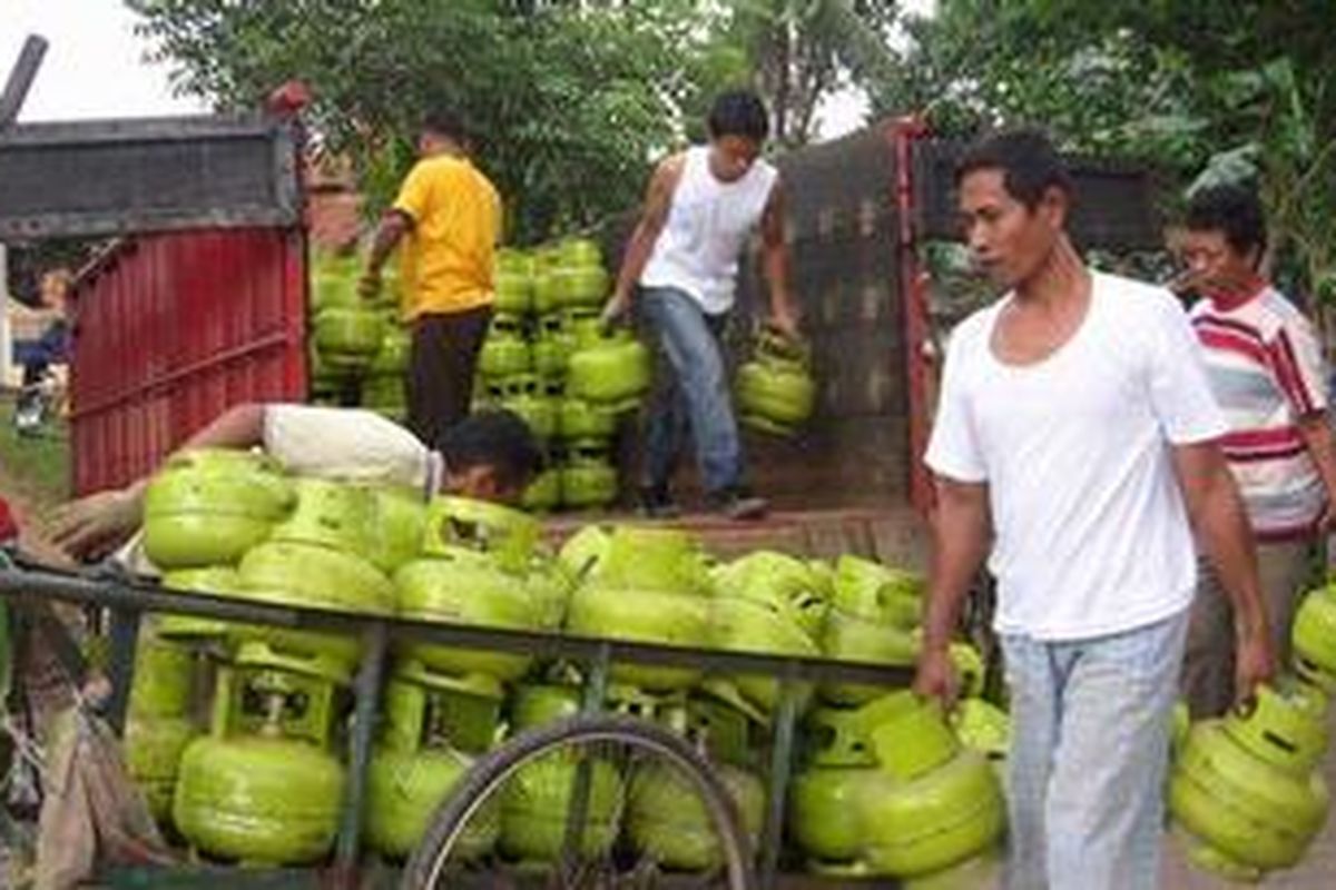 Tabung gas tiga kilogram merupakan proyek pemerintah dalam konversi minyak tanah ke gas. Kasus ledakan tabung gas yang memakan korban jiwa banyak terjadi pada tabung berwarnai hijau ini. Polisi menengarai, beredar tabung gas palsu yang tidak sesuai standar.