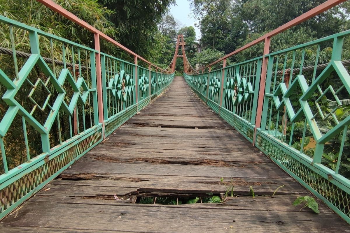 Sebuah jembatan  pengganti jembatan Indiana Jones yang berada di RT 12 RW 02 Srengseng Sawah, Jagakarsa, Jakarta Selatan, mengalami beberapa kerusakan. 