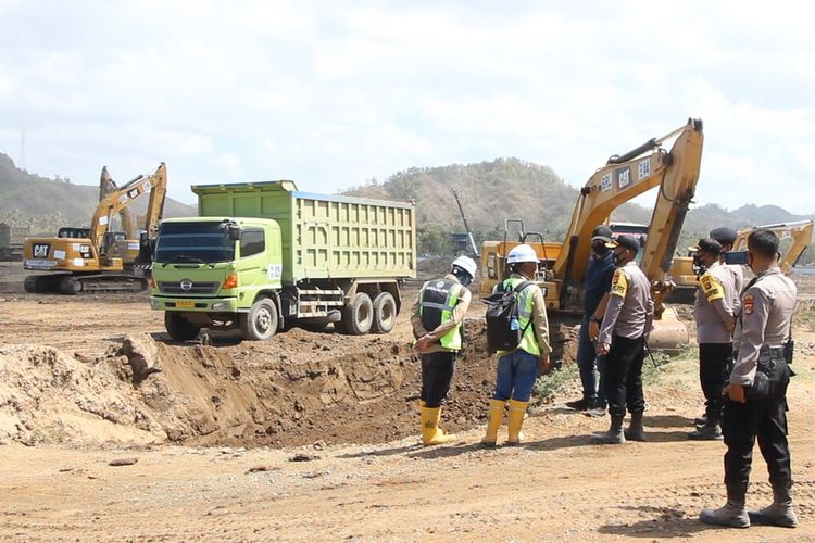 Aparat kepolisian berjaga di kawasan pembangunan Sirkuit MotoGP Mandalika, 13 September 2020 lalu, saat upaya land clearing atas tiga titik. lahan di kawasan terpenting dari sirkuit mandalika. Sengketa lahan di tanah sirkuit belum berakhir.