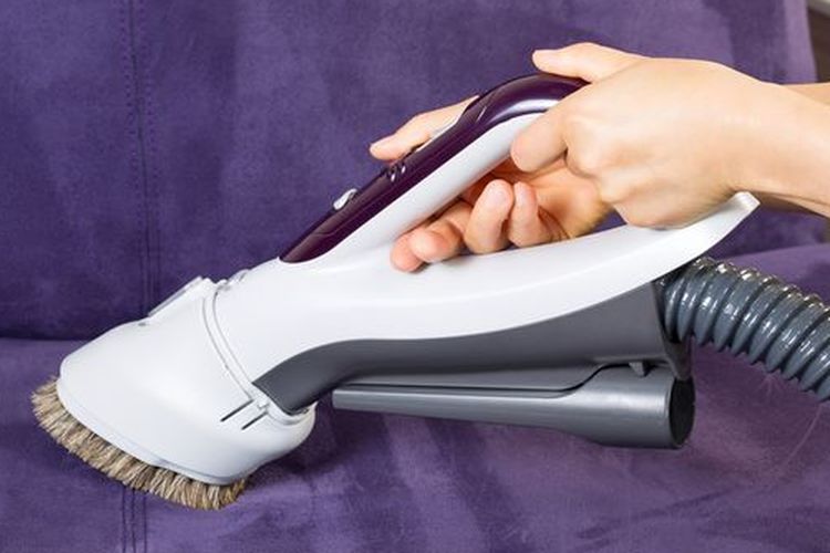 Ilustrasi membersihkan sofa.