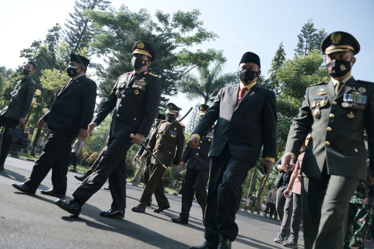 Wakil Gubernur Jawa Barat Uu Ruzhanul Ulum memperingati HUT ke-76 TNI secara virtual bersama jajaran Forkopimda Jabar, di Lapangan Upacara Kodam III/Siliwangi, Bandung, Selasa (5/10/2021).
