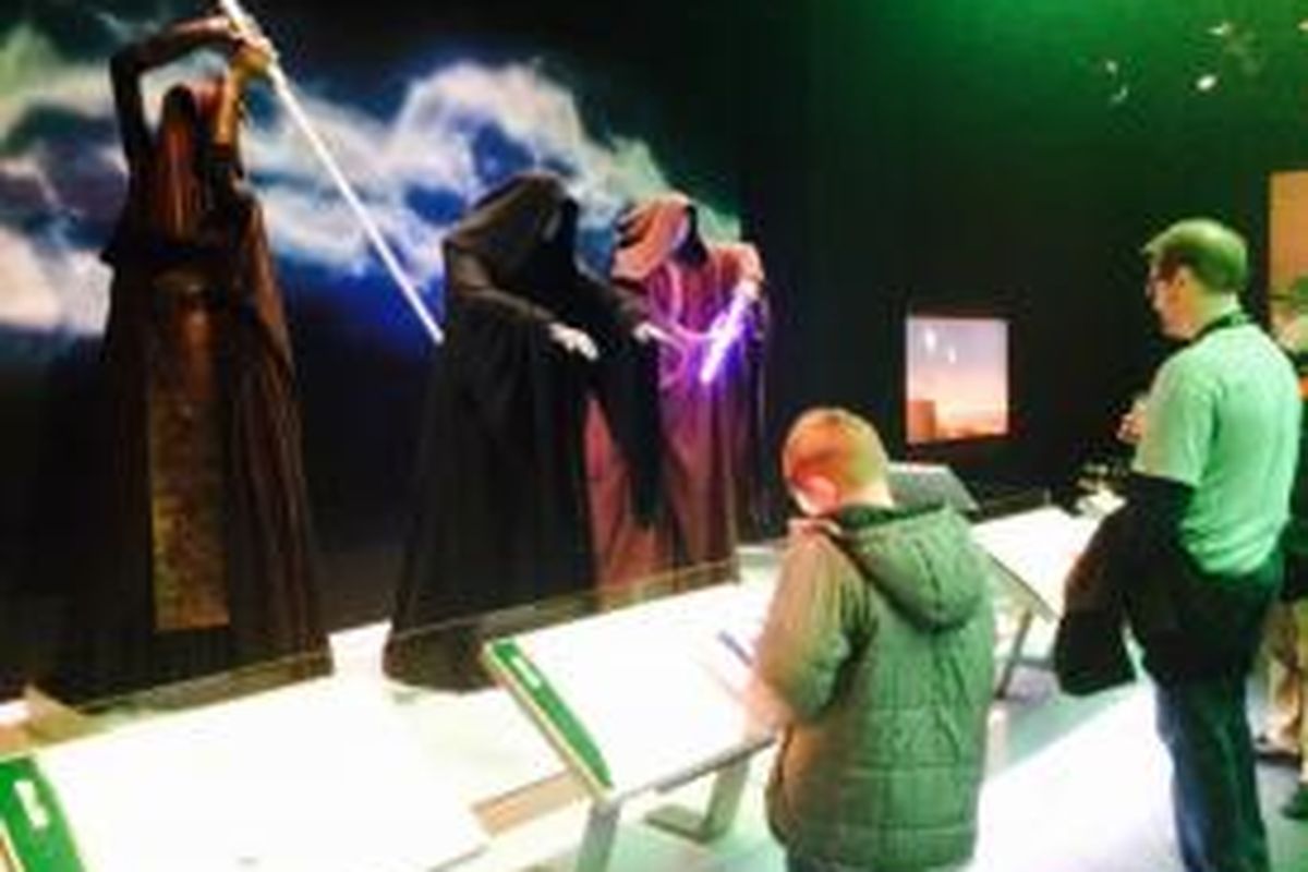 Kostum orisinal Jedi dan Sith dipajang dalam pameran 'Star Wars and the Power of Costume Exhibition' yang diselenggarakan di Discovery Times Square Museum, New York, AS, mulai 14 November 2015.