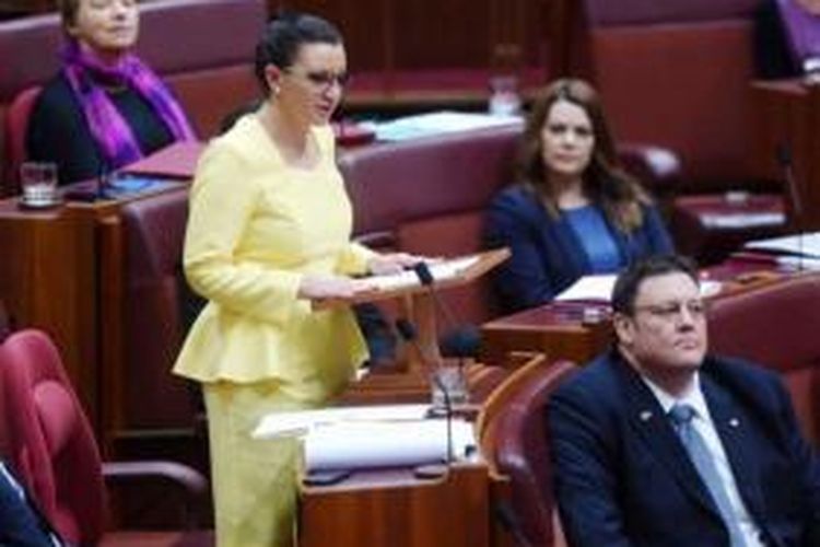 Senator Australia Jacqui Lambie mendukung pelarangan burka di Australia.