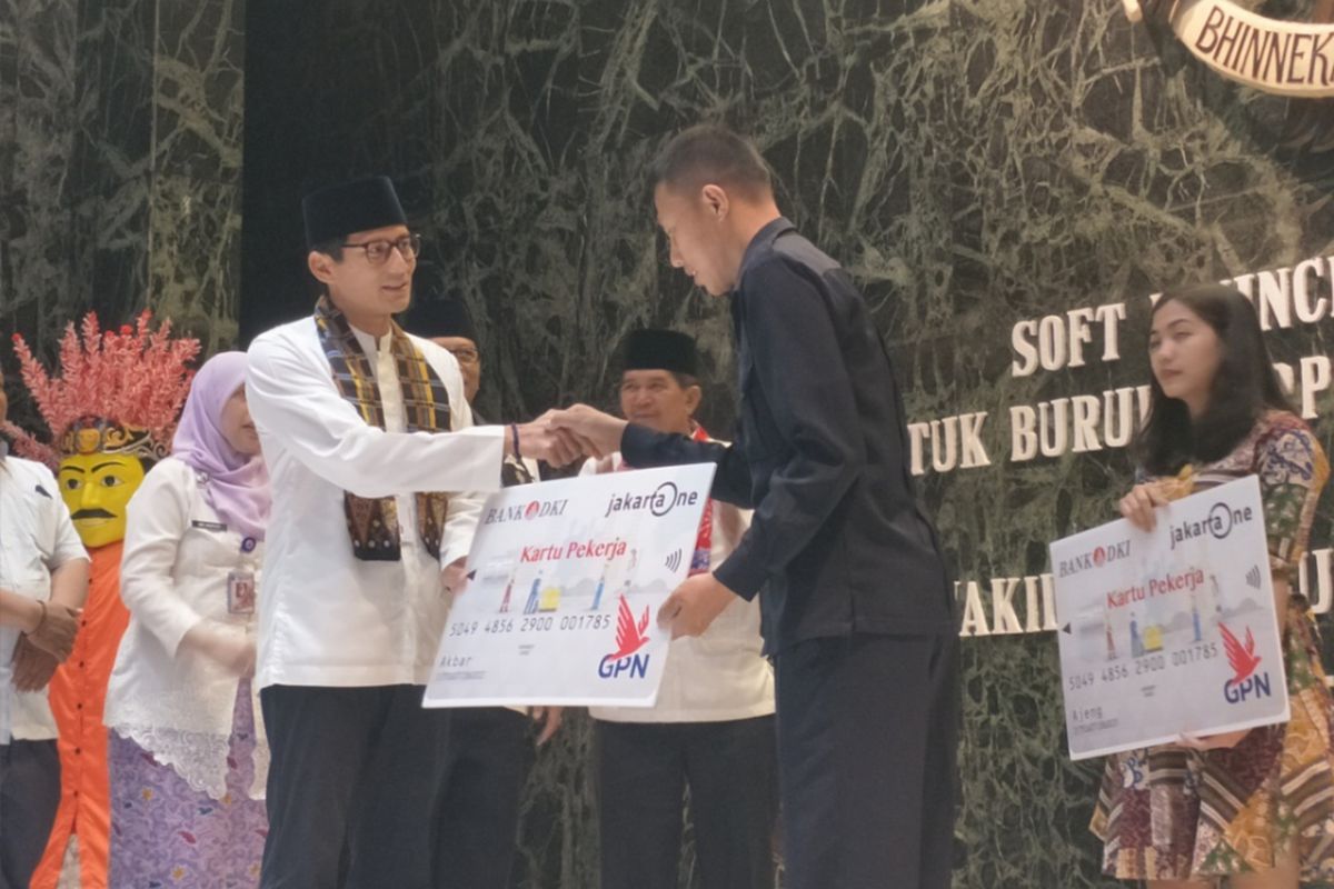 Wakil Gubernur DKI Jakarta, Sandiaga Uno saat menyerahkan Kartu Pekerja secara simbolis kepada perwakilan serikat buruh di Balai Agung, Balai Kota DKI Jakarta, Jumat (12/1/2018).