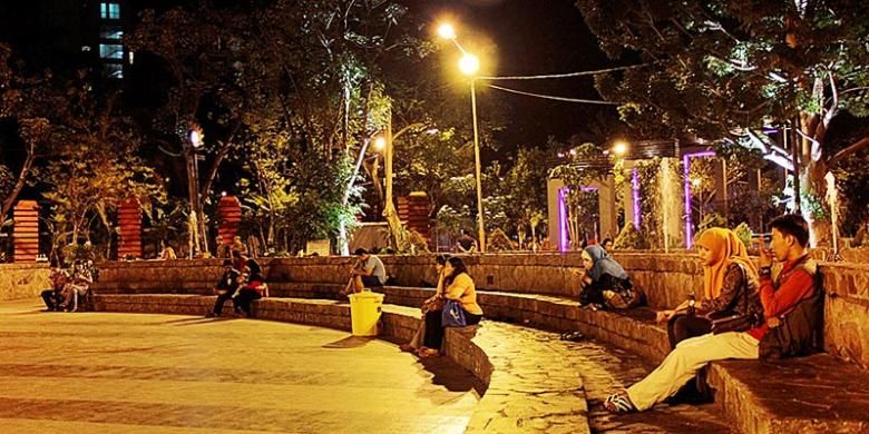 Warga menikmati suasana malam di Taman Bungkul di Jalan Raya Darmo, Surabaya, Jawa Timur, Selasa (3/12/2013). Taman ini merupakan tempat publik yang paling lengkap karena mampu mengakomodasi kepentingan masyarakat dari berbagai lapisan sosial dan usia.