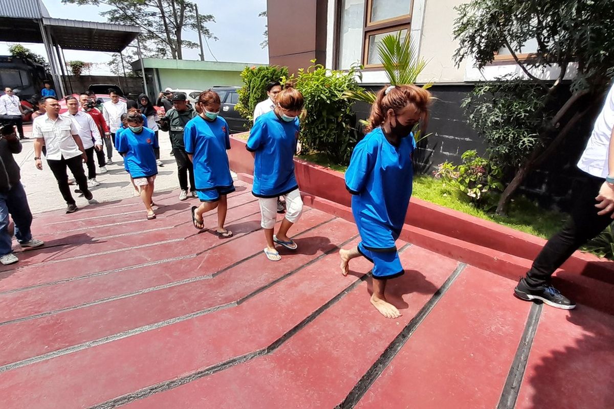 Enam orang tersangka diamankan polisi usai promosikan judi online di akun medsosnya.