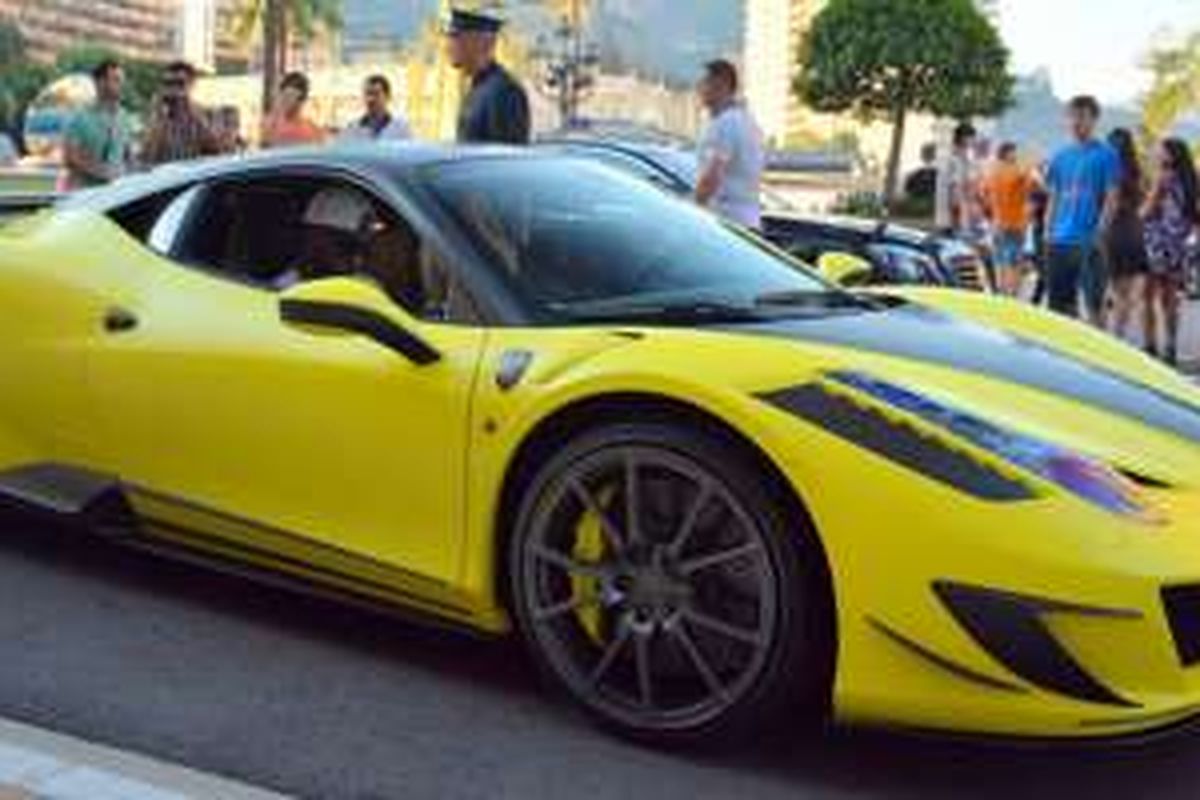 Ferrari 458 Mansory Siracusa milik Samual Eto'o tengah dikendarai Stephan Appiah di Monako.