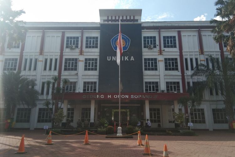 Universitas Singaperbangsa Karawang (Unsika) membatasi kegiatan kampus dan melakukan tes masif setelah sejumlah dosen dan tenaga kependidikan positif Covid-19.