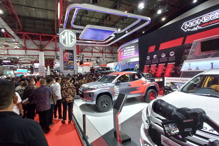 Jokowi Penasaran dengan Replika Mobil Ralli Mitsubishi di IIMS 2023