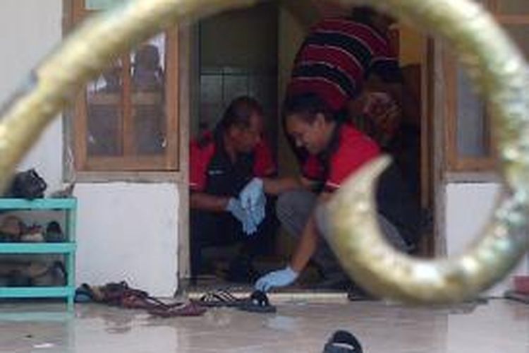 Tim dari Satreskrim Polres Malang, saat melakukan olah TKP di rumah seorang guru SMPN 2 Kepanjen, Kabupaten Malang, yang disatroni perampok bersenpi. Rabu (14/1/2015).