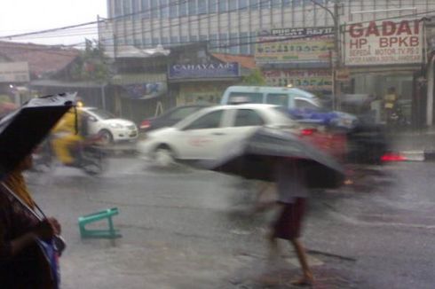 BMKG: Hujan Merata di Jabodetabek Siang hingga Malam
