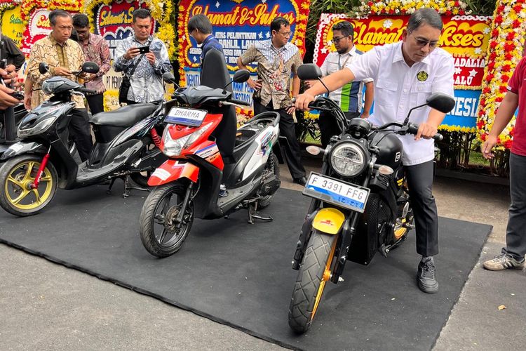 Sekretaris Jenderal Kementerian ESDM Dadan Kusdiana mencoba menaiki motor listrik hasil konversi dari motor konvensional di Kementerian ESDM, Jakarta, Kamis (22/8/2024).