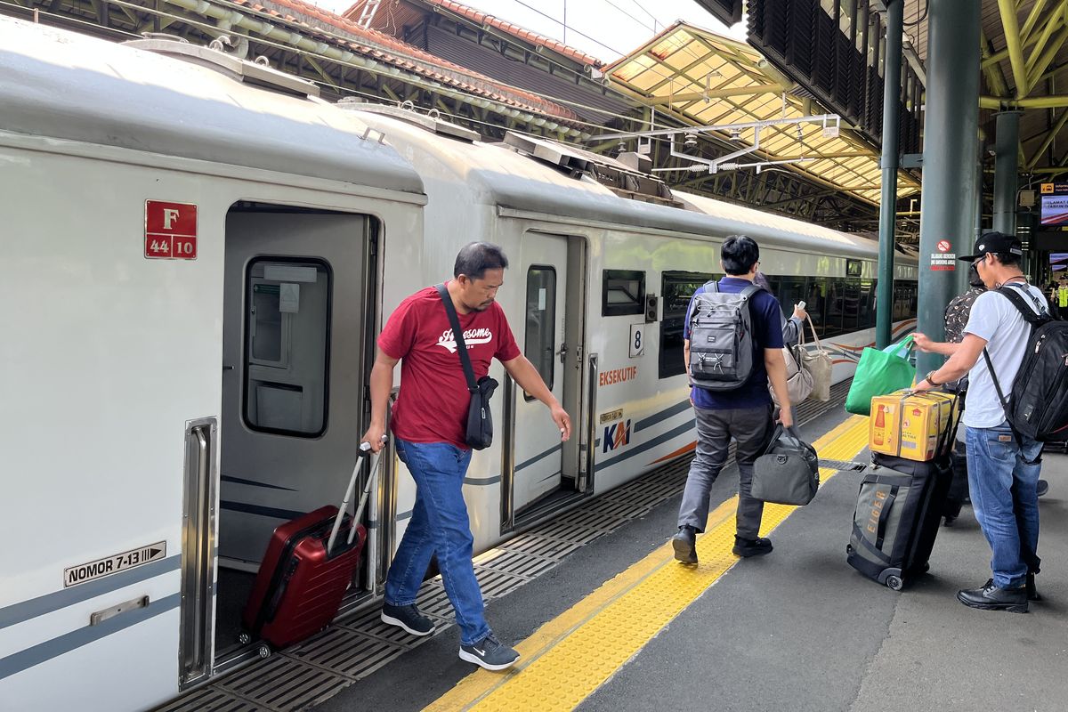 Suasana kedatangan penumpang Kereta Api di Stasiun Gambir, Kamis (10/10/2024)