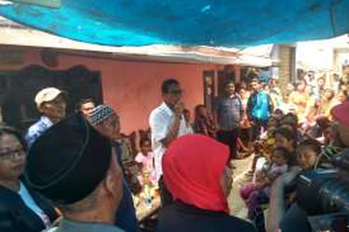 Calon wakil gubernur DKI Jakarta Sandiaga Uno mengunjungi permukiman kumuh di Sungai Tiram, Marunda, Cilincing, Jakarta Utara, Selasa (8/11/2016). 