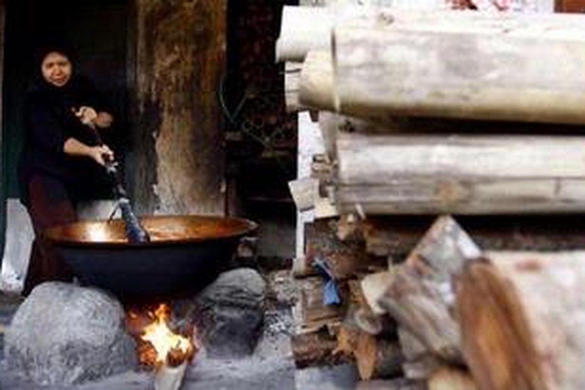 Proses pembuatan makanan Dodol Betawi di Kawasan Cagar Budaya Betawi Situ Babakan, Jagakarsa, Jakarta Selatan.