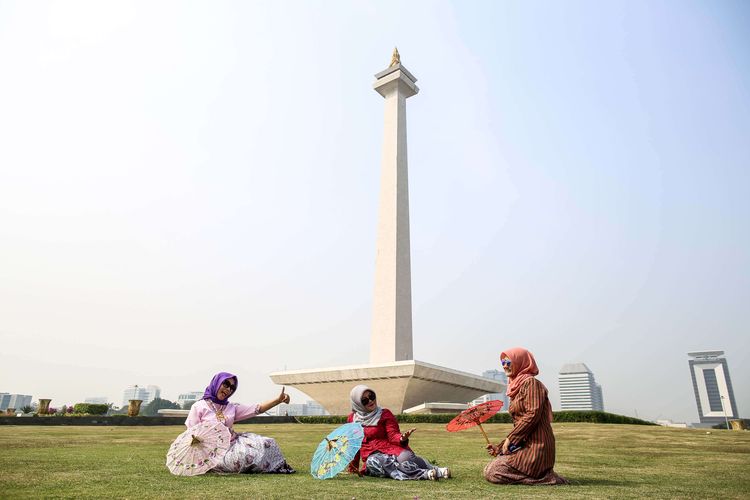 Sekelompok pegiat kebaya, menggelar kampanye gerakan #SelasaBerkebaya di sekitaran Tugu Monas, Jakarta Pusat, Selasa (2/7/2019). Kampanye #SelasaBerkebaya ini digagas untuk membiasakan perempuan mengenakan kebaya.