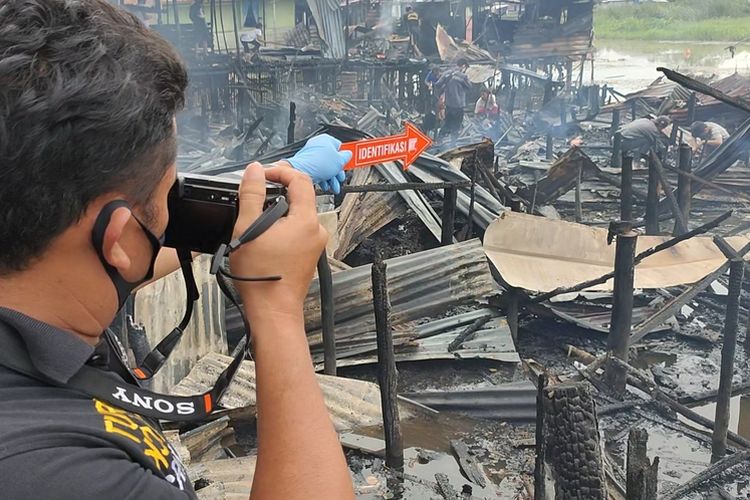 1. Petugas dari Tim INAFIS Polres Ogan Ilir melakukan identifikasi di lokasi kebakaran Desa Ibul Besar 3 Ogan Ilir Rabu hari ini

2. Drum diduga berisi minyak yang hangus terbakar.