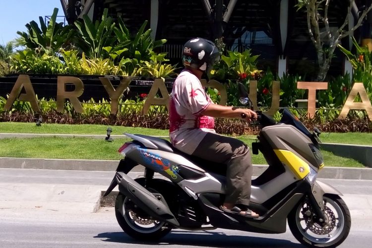 Melintas di depan Hotel Aryaduta di kawasan Kuta Selatan, Bali. Aryaduta Hotel Group membuka hotel terbarunya pada 29 Maret 2018. Ada 178 kamar yang ditawarkan kepada publik dengan konsep bigger is better.