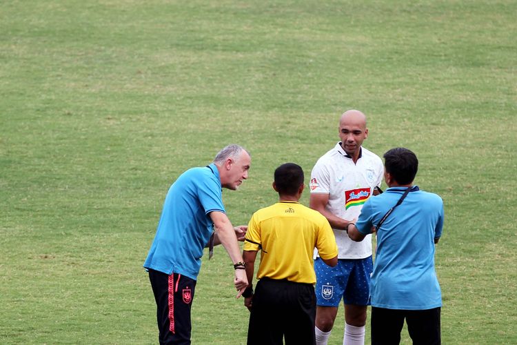 Direktur teknik PSIS Semarang, Dragan Djukanovic (kiri), melakukan protes kepada wasit garis saat timnya melawan Persipura Jayapura pada pekan ke-30 Liga 1 2019 di Stadion Gelora Sidoarjo, Jawa Timur, Rabu (04/12/2019) sore. PSIS kalah 0-2.
